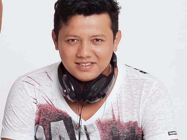Músico,cantor e compositor,pai de familia.