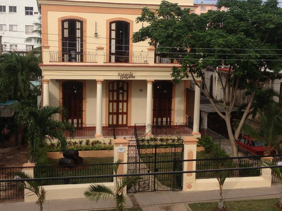 ESENCIA HABANA El Bar-Lounge ubicado en la calle B entre línea y Calzada en el Vedado Cuba, recrea en su interior los años 50.
