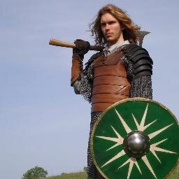 Rohir bajo el mando de Eomer de Rohan. Nacido hace 25 años en Edoras. Monta un caballo blanco. Hábil con el hacha montado a caballo. #SpanishFakeESDLA