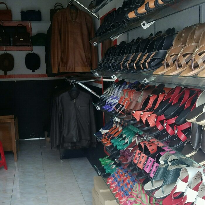 Menjual jaket,Tas,Dompet,Sabuk,Sandal,Sepatu dengan kualitas bagus