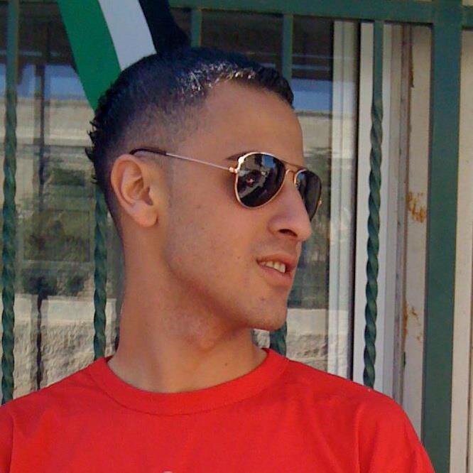 ﻓَﻮﺿﻰّ ﻋَﺎﺭِﻣﻪَ ﺏِ ﻋﻘﻠﻲّ ، ﺛَﻤﺎﻥٍ ﻭُﻋﺸَﺮﻳﻦْ
ﺣﺮﻑً ﻭُ ﻻﺍَ ﺍﺳْﺘَﻄﻴِﻊ ﺍﻥْ ﺍﻋُﺒّﺮ ﻋَﻤﺎ ﻳَﺠﻮُﻝ
ﻓِﻲ ﺫﻫﻨﻲّ !