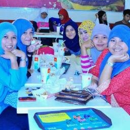 Terdiri dari 13 perempuan yg memiliki karakter sifat berbeda-beda :D I Dan memiliki 2 IBU NEGARA yg baik & cantik {} Mega Wulandari & Nofy Heryanti