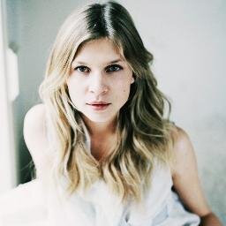 Fleur Isabelle Weasley Delacour, pero dime Fleur. Esposa de Bill Weasley. Es mi vida, mi luz... Madre de Victoire, Dominique y Louis.