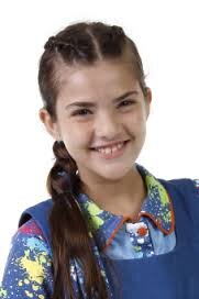 A mais bonita e vaidosa das meninas, Vivi sonha em ser uma modelo de sucesso. Por dentro de tudo o que acontece no mundo da moda, é exigente com suas roupas.