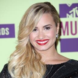 Hey I m ayesha n I m 17 i luv jb n demi follow me n I'll follow back