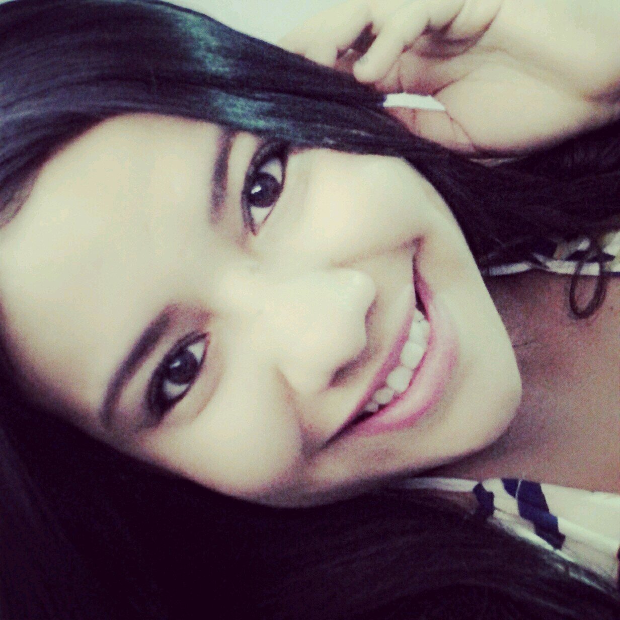 Paz e amor é o que eu quero pra nós, e que nada nesse mundo cale a nossa voz, céu e mar e alguém para amar, e o arrepio toda vez que a gente se encontrar (8)