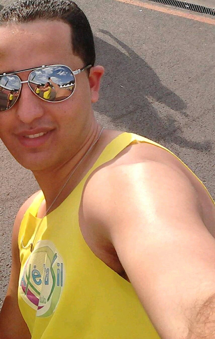 Ser feliz é encontrar força no perdão, esperanças nas batalhas. É agradecer a Deus a cada minuto pelo milagre da vida.