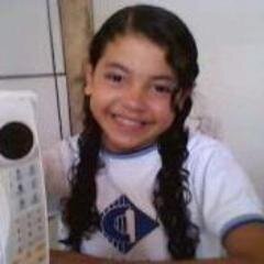 se eu sou algo bom ou ruim em sua vida,isso é voce quem julga.mas se eu estou nela e porque voce merece ;)