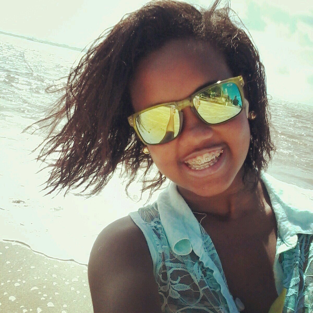 ''Sou uma menina muito fragil sou carinhosa n tenho papa na lingua se souber me leva vai me ter pro resto da vida,uma das coisas qi preso e amizade verdadeira''