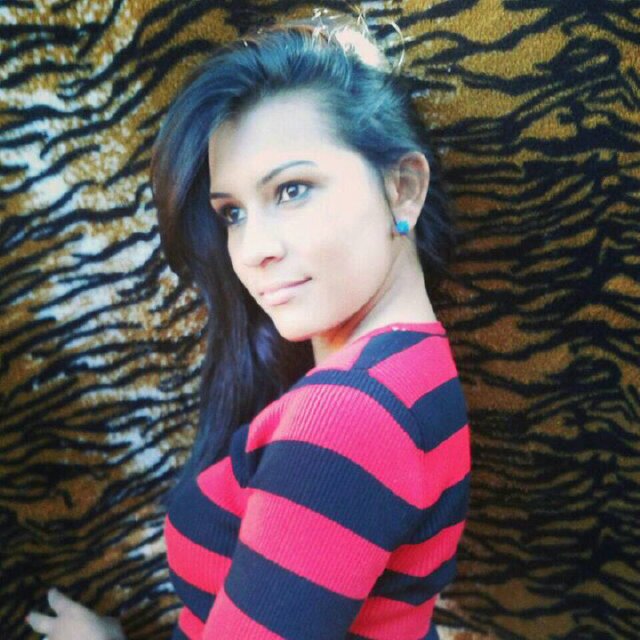 Soy simplementes lo que soy una
 persona con sentimientos qee expresar. Divagoo y soy cuelgee de la vidaa..