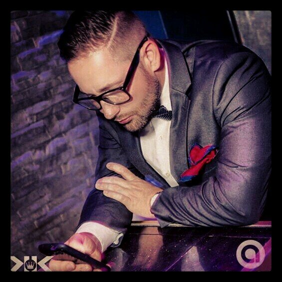 PROMOTIONS/MANAGER/HIRING@AURA FATHER OF 2 PERFECT GIRLS