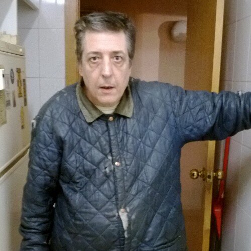 Crecido en un pueblo,estudiante después,caí de no poder dormir,ahora pensionista.