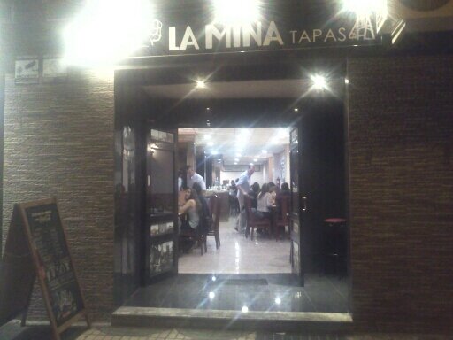 En nuestro cartel pone La Mina, pero nos llaman El Minas. Con mobiliario de restaurante chino desde 2013. Cuartos de alhambra 50 cts