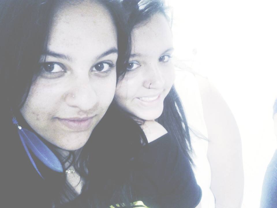 — Talvez eu ame idiotas.
(Ele sorri.)
— Eu também amo você.