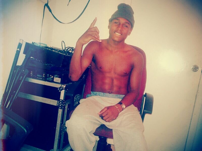 suh #Baller .Needs to interact with fine girls and focused on stacking that cheader. @neeks_luv is here