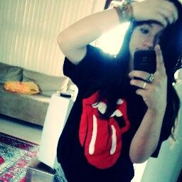 Não tenho o corpo perfeito - meu cabelo é bipolar - me estresso facilmente - amo rock - odeio funk -
FACEBOOK: http://t.co/c6KIUIDjhY
