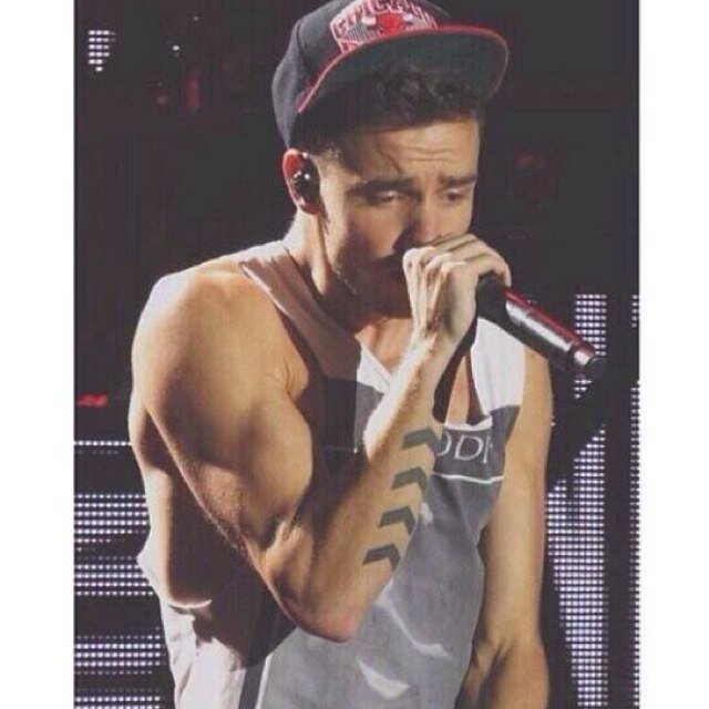 i gave u a free follow so follow @austrlouia :)