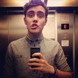 Hey !  This  is my fan account for @pointlessblog.  help me get him to be my prom date ?