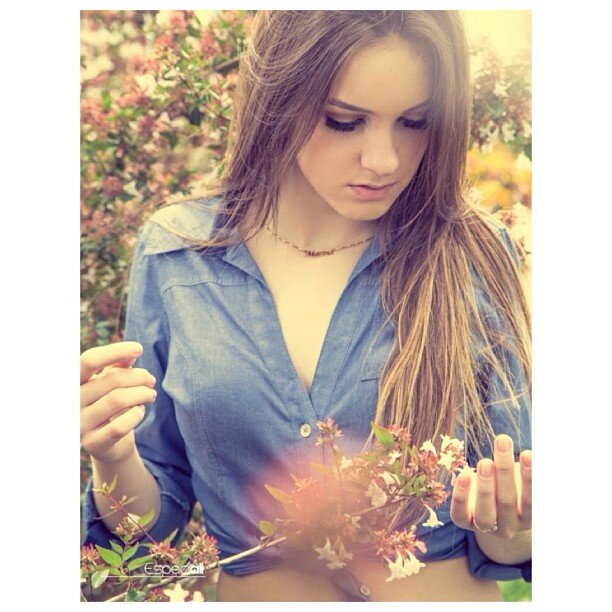 Para falar bem a verdade, amo conhecer novos lugares, fazer novas amizades, sou querida com quem merece e não me estresso fácil...          Segue aí vaaaai ;D