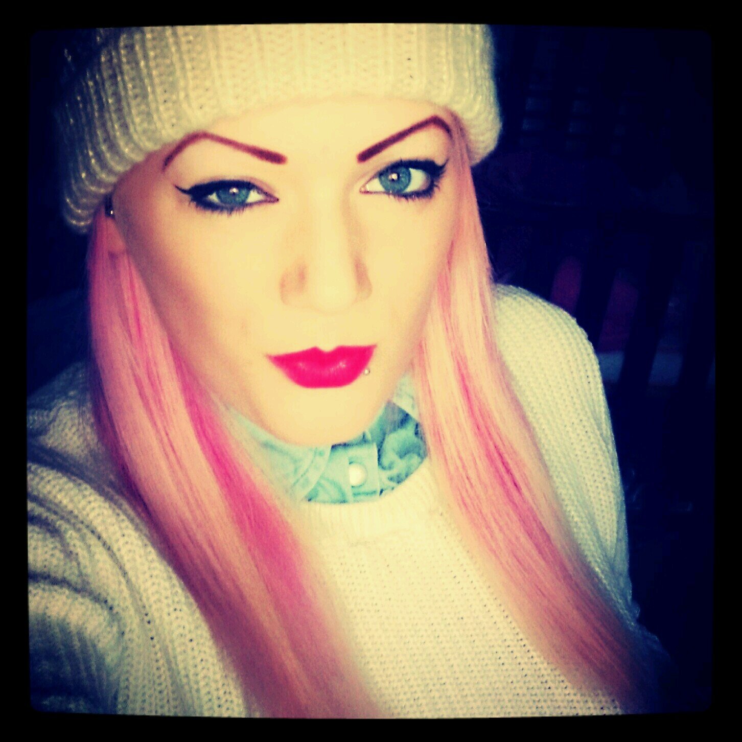 im hana! 19 and a mummy! love my job,my lil lady and really everything in life haha !! :)