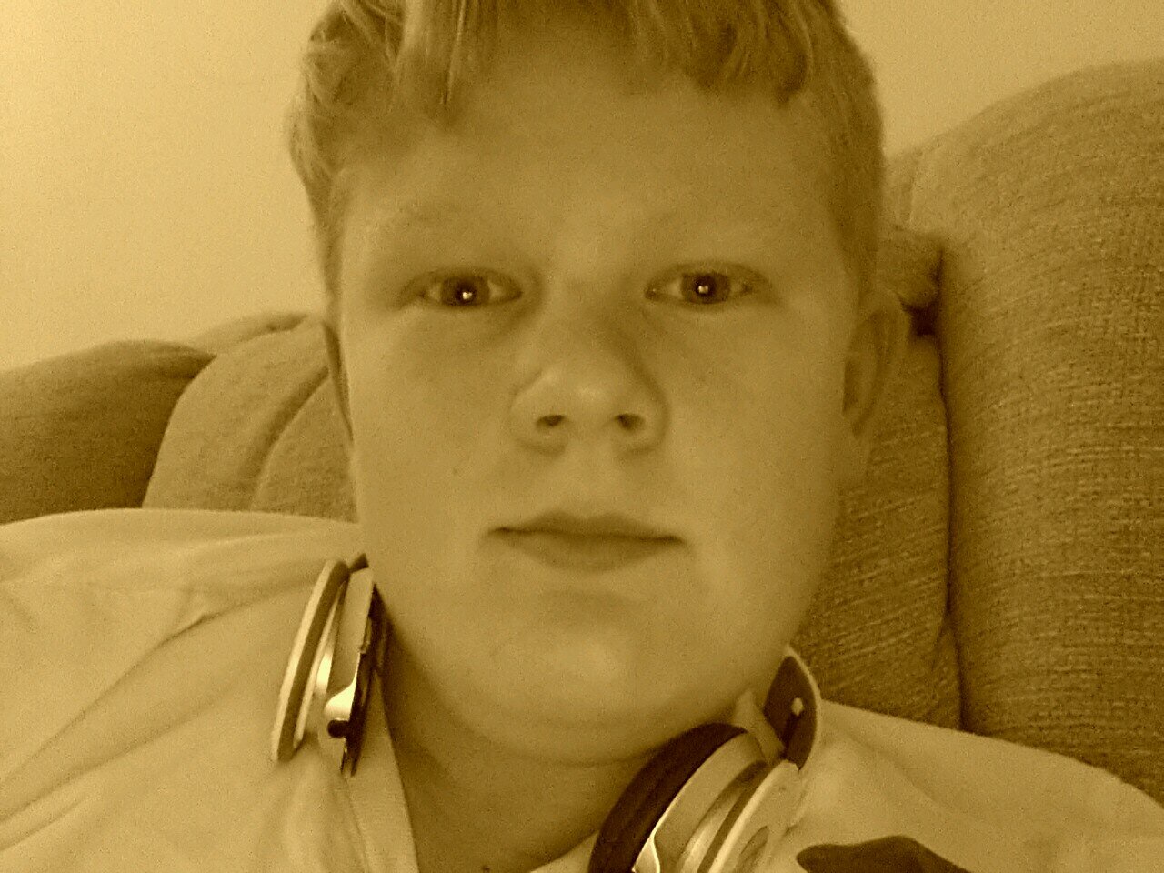 Hi i'm on you tube please subscribe  please follow me and I will follow u to
