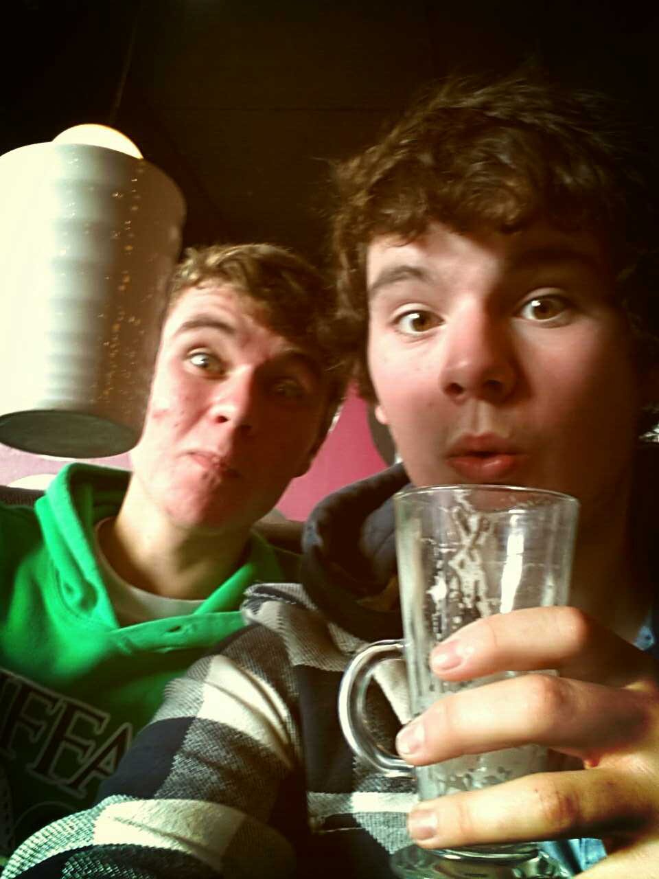 Hender100's profile picture. 22 year old, music, business person thingy