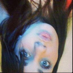 Eu gosto de olhos que sorriem, de gestos que se desculpam, de toques que sabem conversar e de silêncios que se declaram.