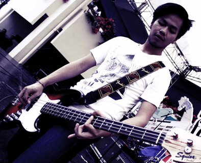 play bass on straight to the edge