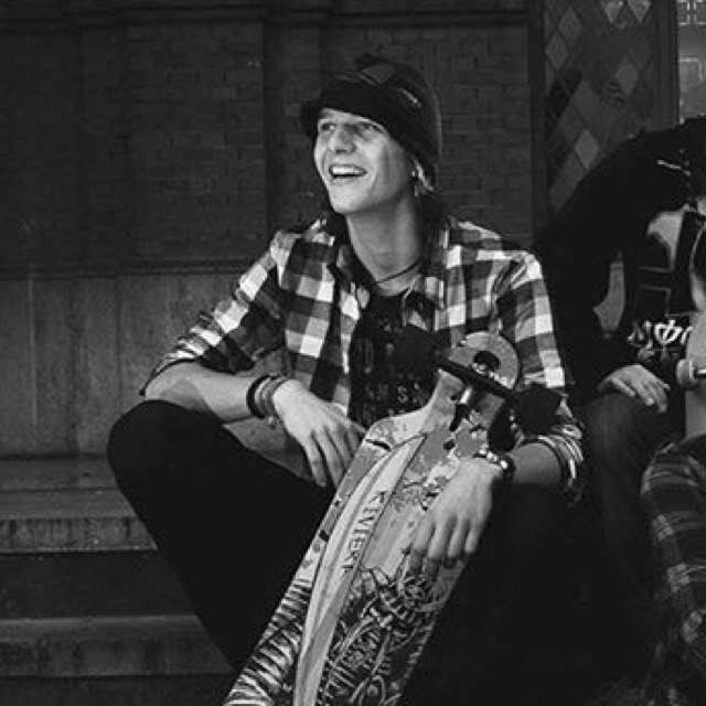 gitarist, gamer, audiofiel, longboarder en grammarnazi. Luister naar: MUSE, Queens Of The Stone Age, Billy Talent e.d.