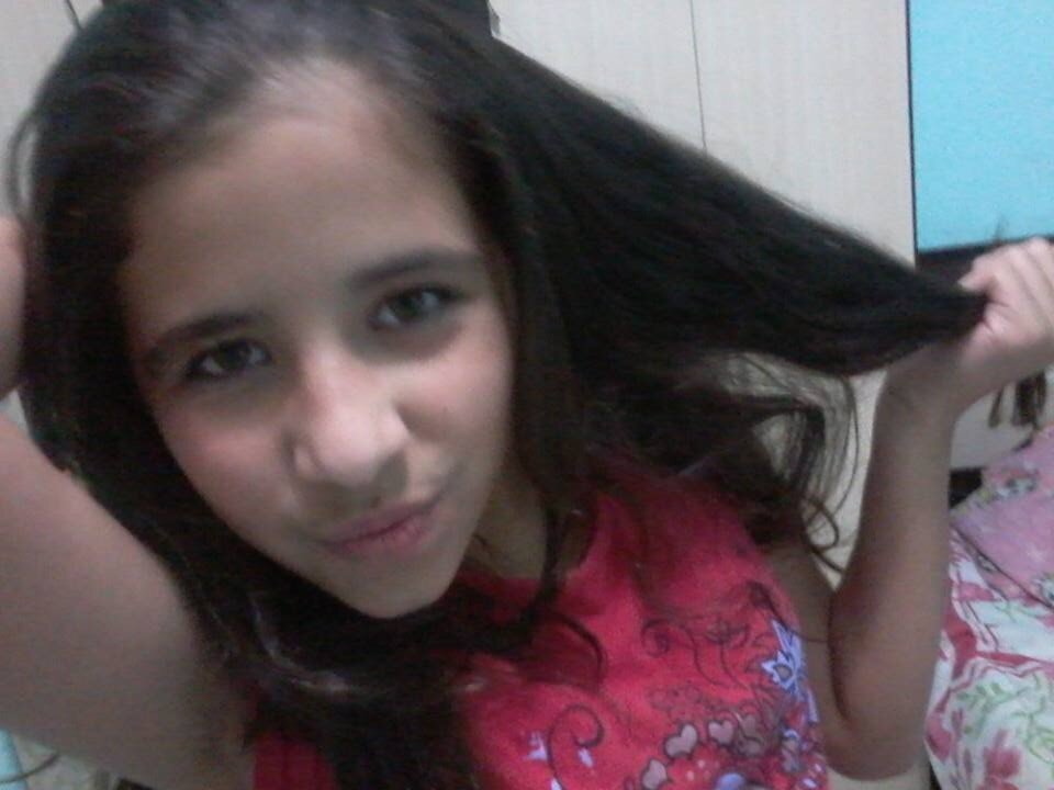 Elα é perfeitα, mαs tem inúmeros defeitos.
Elα fαlα αlto, gritα, dá gαrgαlhαdαs, mas se fαz de tímidα.
Elα é sαntα, mαs sabe provocαr ★
