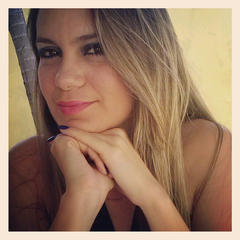 Não posso exigir o amor de ninguém, posso apenas dar boas razões para que gostem de mim. Graduanda em Direito, Sincera, Fiel, e Linda por dentro e por fora!