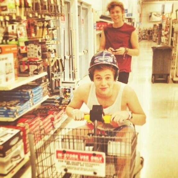 Hello love can you please follow @Tomlinson_Babes and @idecpizza for me? xx