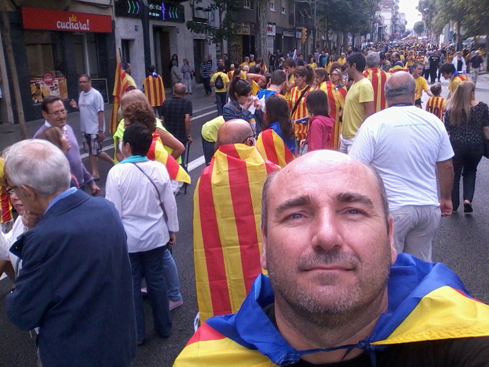 Sóc un català nascut a Xàtiva i visc a Barcelona i L'H.