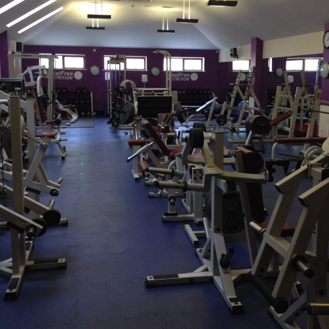 Fully equipped gym perfect for people serious about their training! Wide range of machines, free weights and cardio machines. Serious about fitness