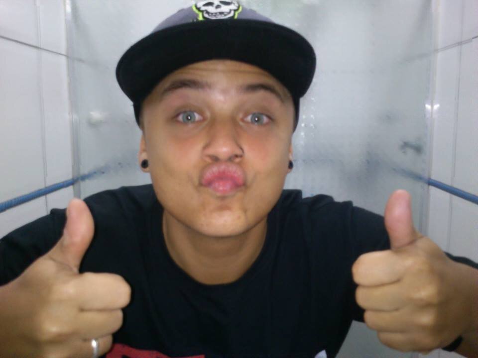 Falar de mim é um pouco complicado, mas vamos tentar né? rsrs' aqueles que me conhecem diriam que sou louco, então, acho que é isso kkkkkkk