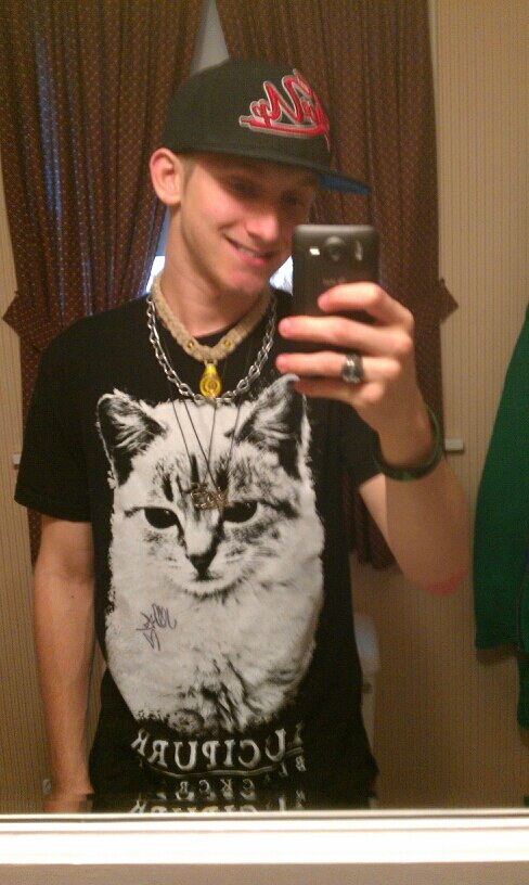 Andrew ♥† Music Enthusiast Horror, Metal-Core, Post Hardcore, and Cats
