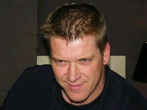 Bazzlive's profile picture. Een man die zijn leven voor de tweede keer een slinger geeft.