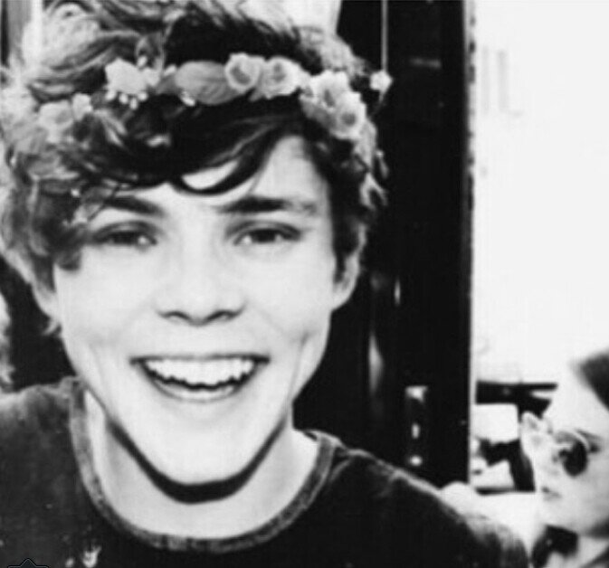 follow @skunkclifford bc ily