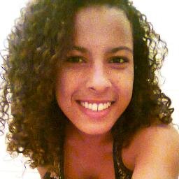 Levita do Senhor, filha obediente, estudante e evangélica.