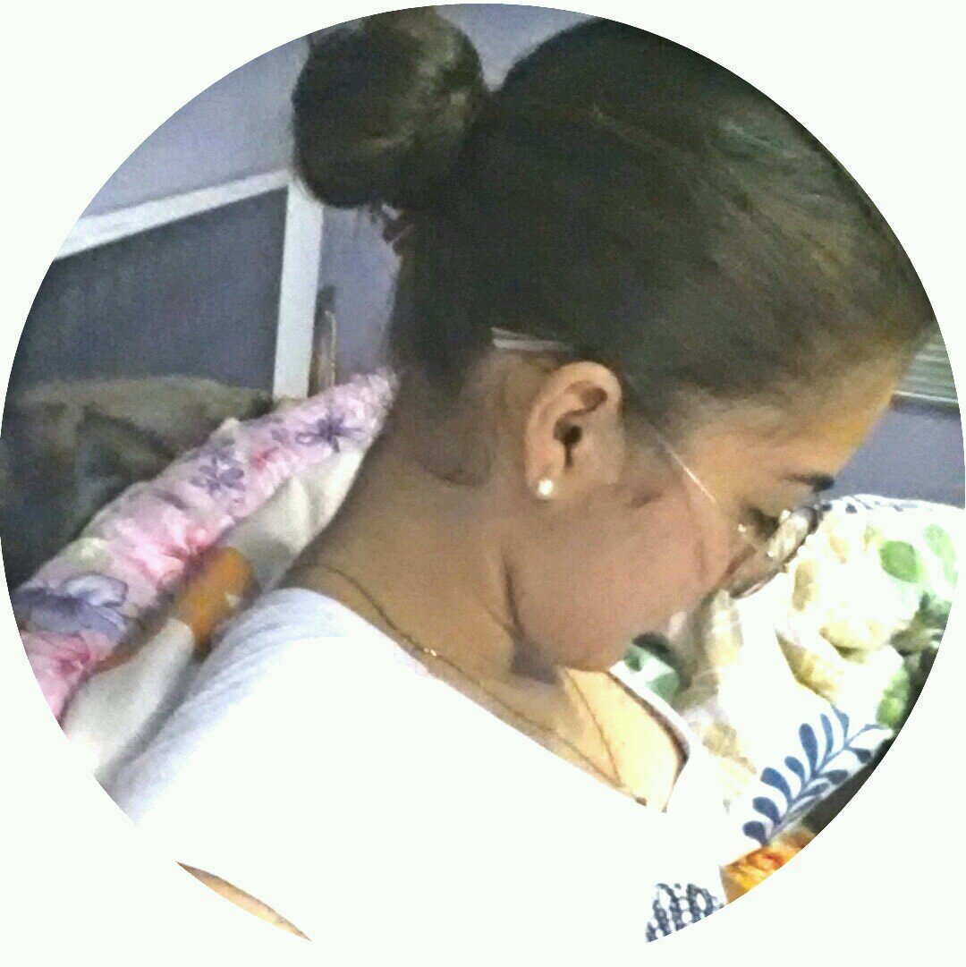 15 anos, leonina, apaixonada por musica, livros, fotos e sorrisos, solteira e louca por chocolate.