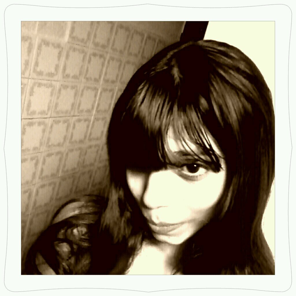 Eu fui Hackeada Gente! E eu não sou modelo. Alguém deve ter hackeado meu twitter!