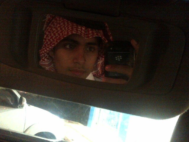 صَديقٌ للجَمِعّ ولسْتُ حَبِيبَا لــ أَحد...♪♥. pin:25B43B72