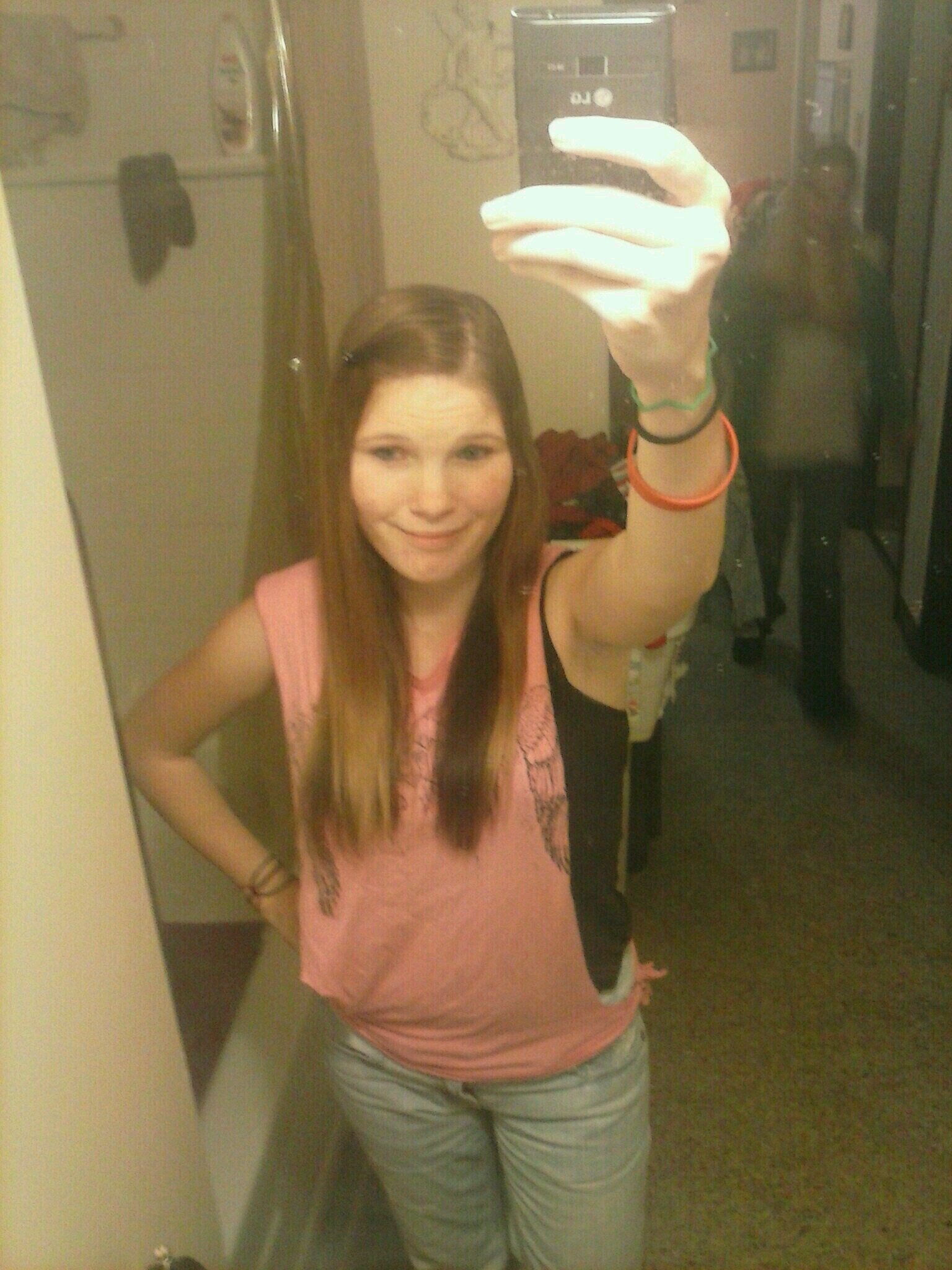 im 16. i have blondish hair. blue eyes. i have a daughter Nevaeh Marie Markle. my birthday is november 9th. i love to dance and write poetry.