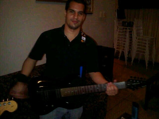 Estudiante de ingenieria industrial deportista musico