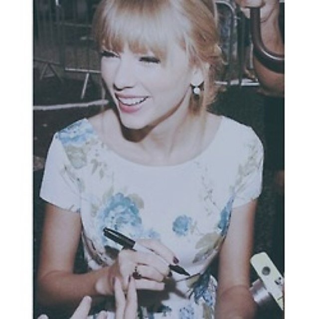 My idol has a grammy for everyday of the week, what 'bout yours? Taylor touched my hand on 13/07/13. I love her so much! @BigMachine and @Keds_UK follow me :)