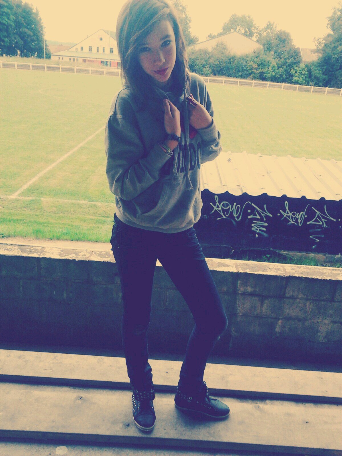 hello ;)  my name's oceane  :D I'm French BUT I Live in Belgium :D,  I'm a TRUE Directioner 3  :D . Follow me and I follow  back ;)