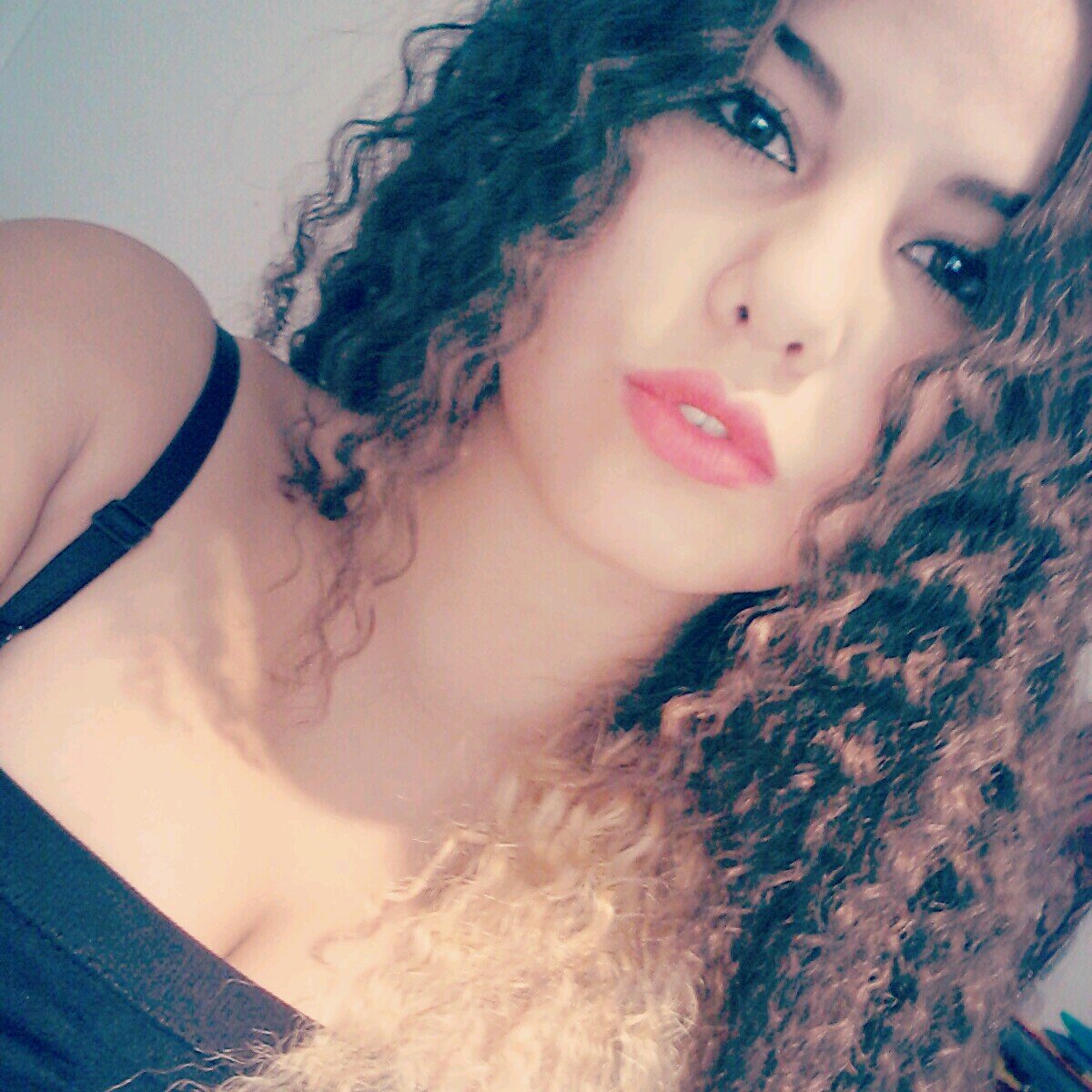 yo wsup just a young turkish girl from switzerland  - #TeamMeekMill   #MusicIsEverything