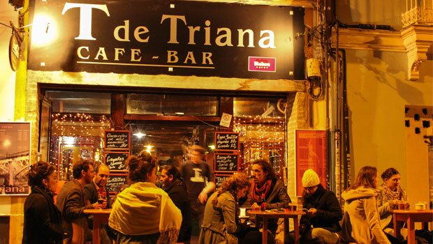 Flamenco auténtico en Triana para sevillanos y turistas, pero sobre todo para quien disfrute el flamencoLos mejores artistas y ambiente. Café, copas y tapitas.