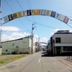 編集／デザインプロダクション勤務。自然科学と城郭と図鑑とレコード。宿場町と商店街と食堂と公営ギャンブル場を巡る小旅行。路地裏の古酒場で瓶ビール。ちびりとウイスキー。C.D.GとBeatles。酒場の何かの金字塔「サカバナ」刊行。