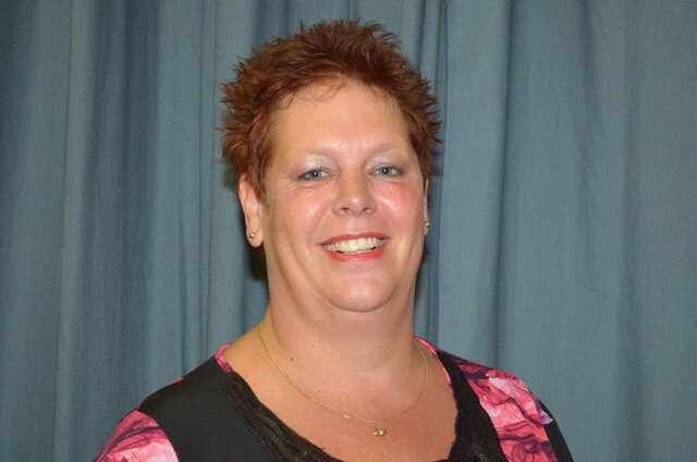 Tjitske Hoekstra,
getrouwd, 4 zonen, fractievoorzitter SP noordoostpolder, statenlid SP Flevoland, regiovertegenwoordiger en leidinggevende gehandicaptenzorg.